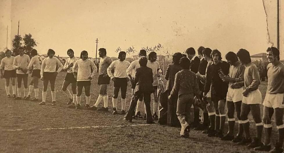 
	Una foto in bianco e nero con Lampo e Larcianese in campo per un derby che risale al 29 ottobre del 1972


