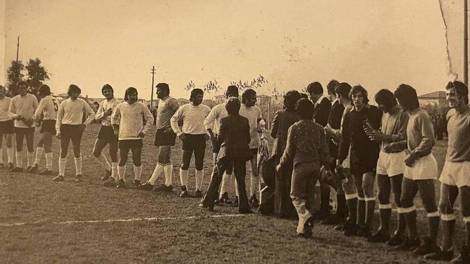 Una foto in bianco e nero con Lampo e Larcianese in campo per un derby che risale al 29 ottobre del 1972
