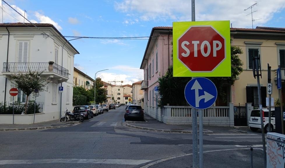 A Prato cartelli giganti e fluorescenti contro gli incidenti stradali: come funziona il piano per la sicurezza