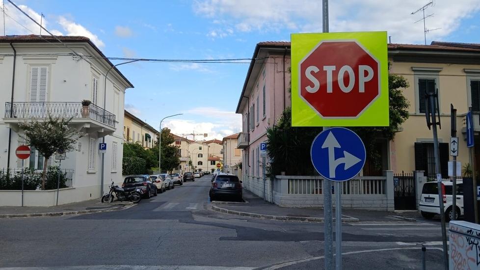 A Prato cartelli giganti e fluorescenti contro gli incidenti stradali: come funziona il piano per la sicurezza
