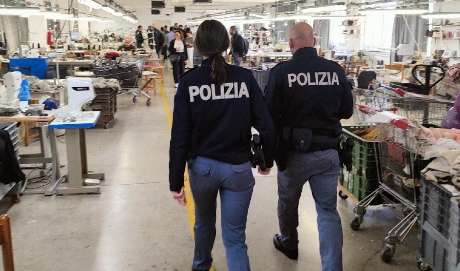 Prato, gli operai clandestini indicano il titolare di fatto della confezione: arrestato