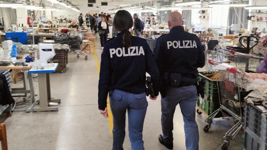 Prato, gli operai clandestini indicano il titolare di fatto della confezione: arrestato