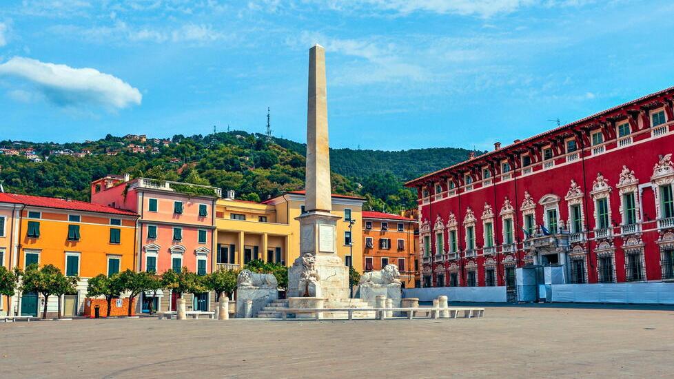 Una bellissima foto di piazza Aranci simbolo di Massa e della sua provincia