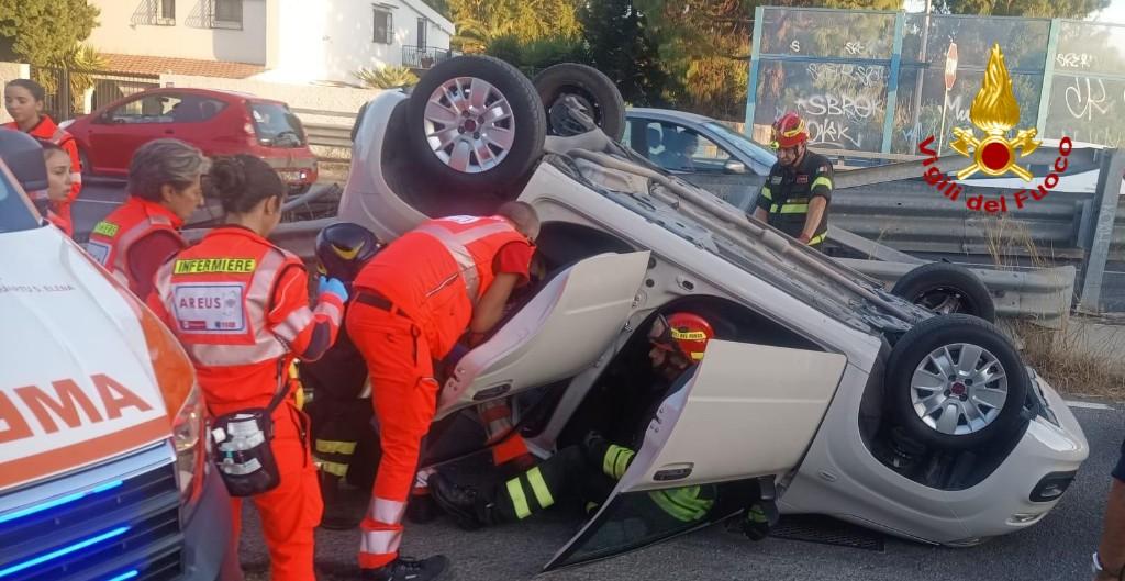 Perde il controllo dell’auto e va a sbattere contro il guard rail: donna in codice rosso