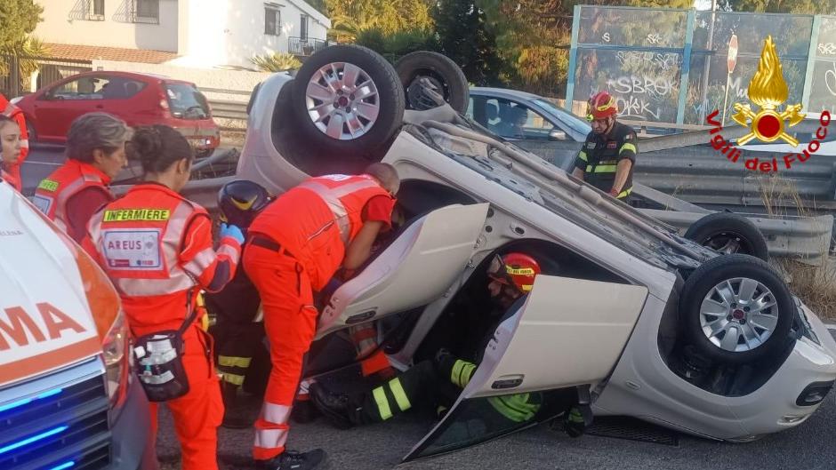 Perde il controllo dell’auto e va a sbattere contro il guard rail: donna in codice rosso