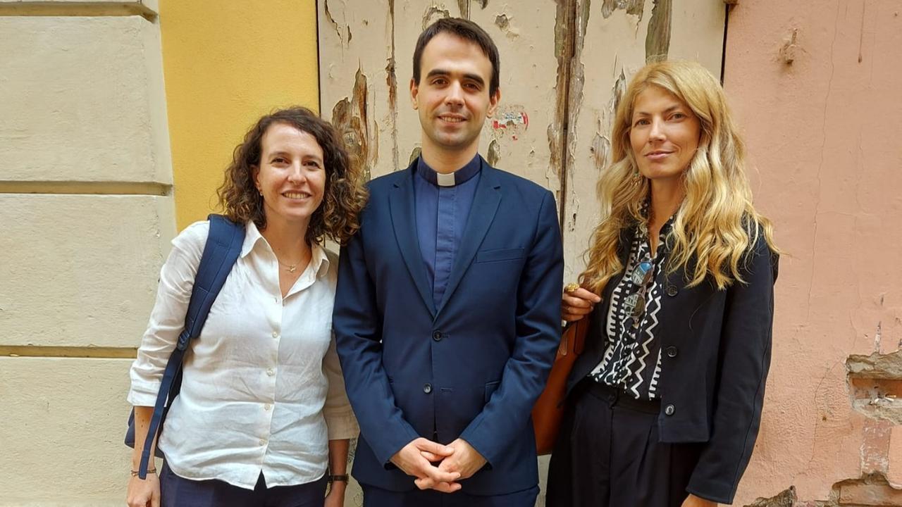 Don Mattia con i suoi legali: Francesca Cancellaro (a destra) e Nausicaa Turco