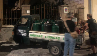 Alghero, parte una fiammata dall’impianto a gas: gravemente ustionato un bombolaio