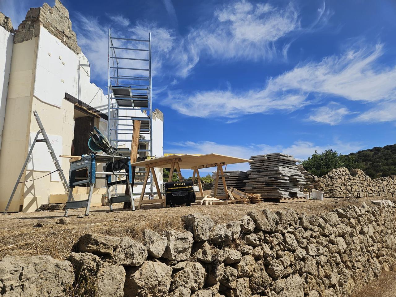 A Cala Moresca ruspe, strade spianate, edifici in costruzione – Ecco che cosa sta succedendo