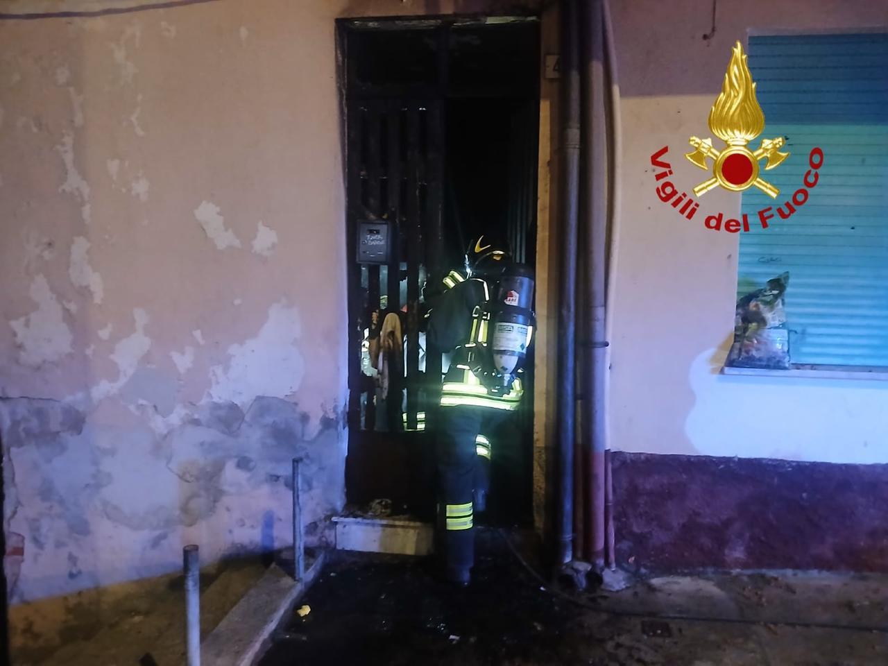 Paura nella notte per le fiamme divampate in un’abitazione: un uomo finisce in ospedale