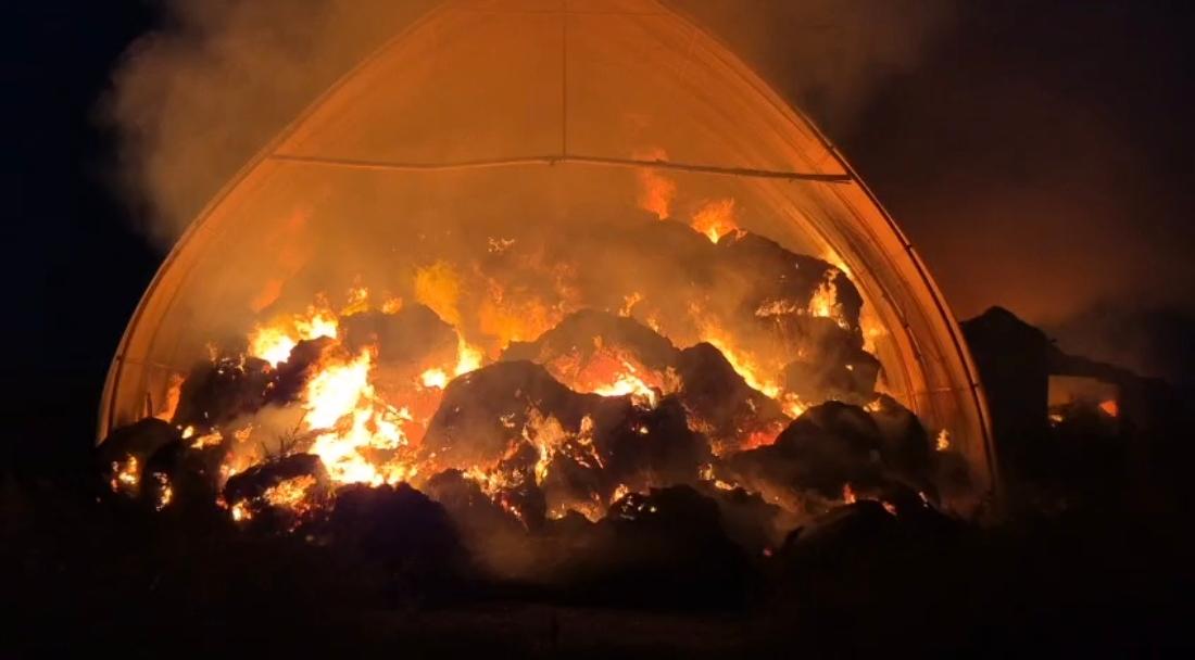 Incendio al confine con il Ferrarese: in fiamme mille rotoballe