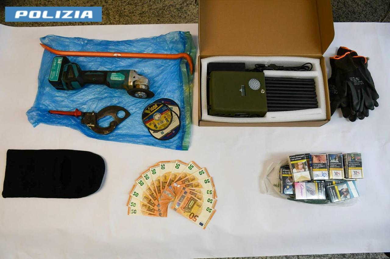 Assaltavano i distributori di carburante lungo la Statale 131: un arresto e tre denunce – Che cosa sappiamo