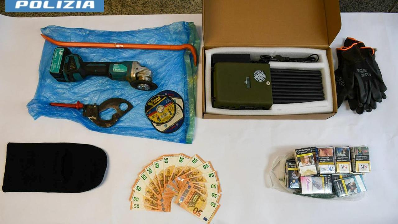 Assaltavano i distributori di carburante lungo la Statale 131: un arresto e tre denunce – Che cosa sappiamo