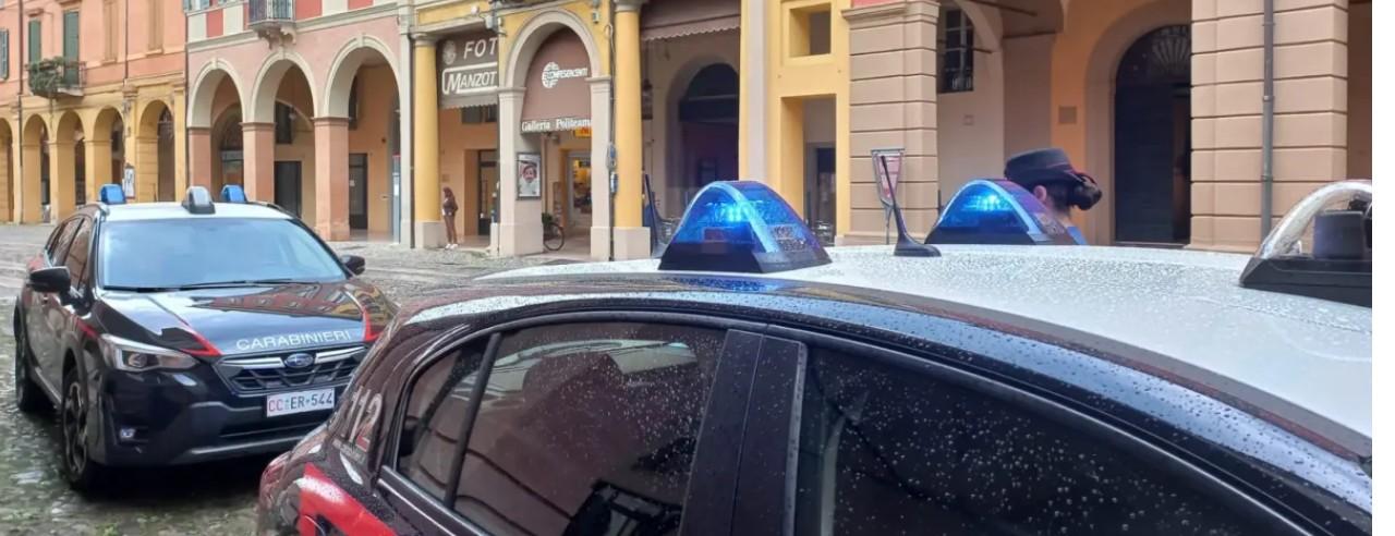 Donna accerchiata per rapinarla della catenina, spruzzano spray al peperoncino contro di lei e il suo cane: due denunciati