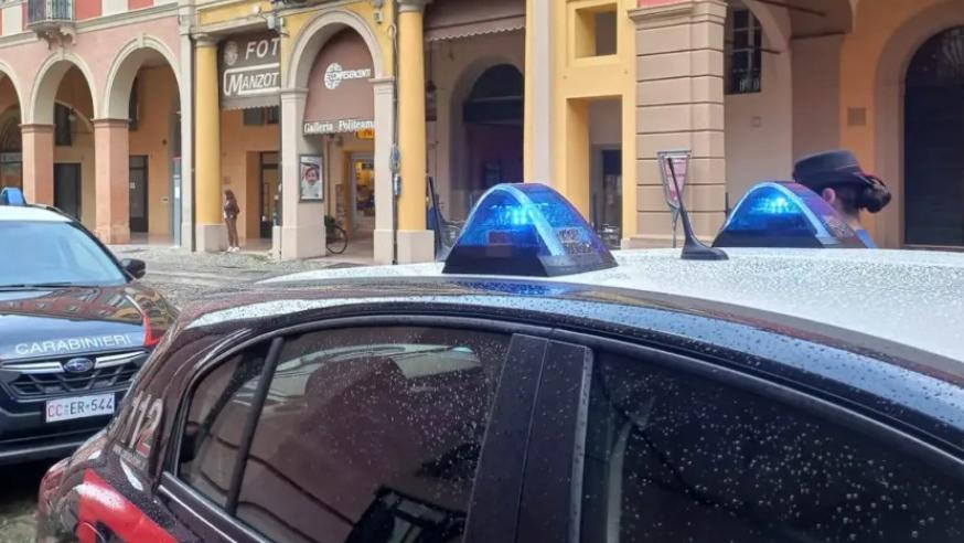 Donna accerchiata per rapinarla della catenina, spruzzano spray al peperoncino contro di lei e il suo cane: due denunciati