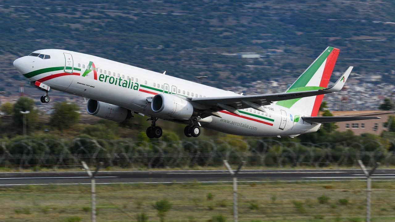 Stop al volo serale Roma Fiumicino-Alghero, Aeroitalia spiega perché: «Costi alti e poche prenotazioni»
