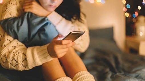 Un bambino su nove davanti agli schermi prima dei 5 mesi di vita: l’allarme della Regione