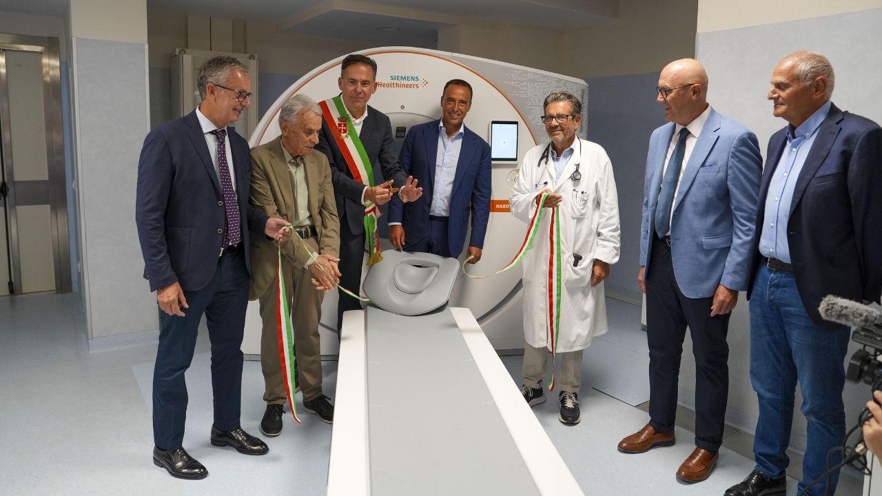 Il taglio del nastro della Tc Naeotom AlphaPro (foto Stick)