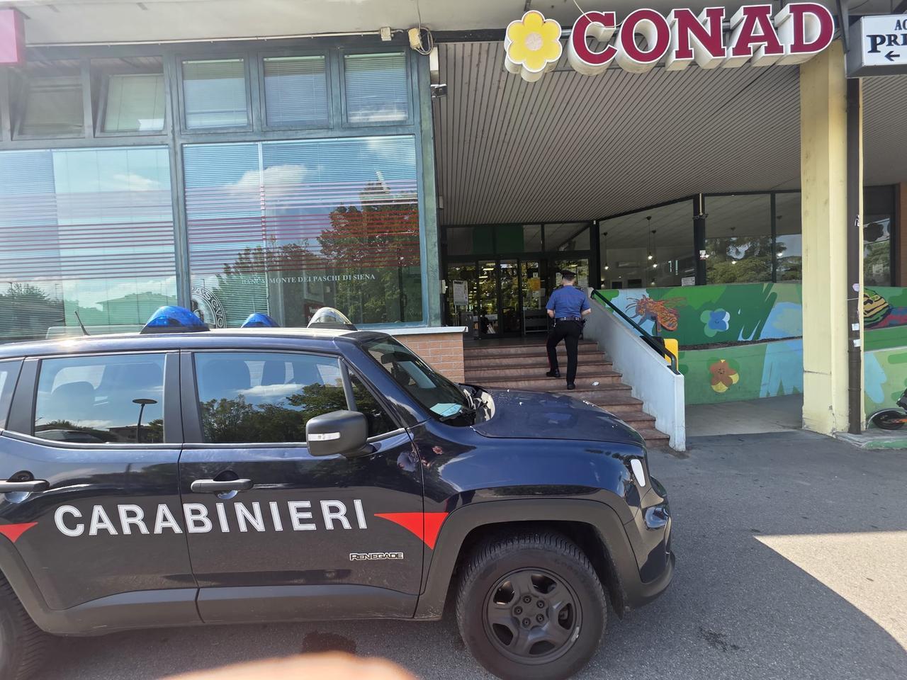 Due furti nello stesso supermercato in un’ora: cambia maglietta e ruba salumi e Parmigiano per 750 euro