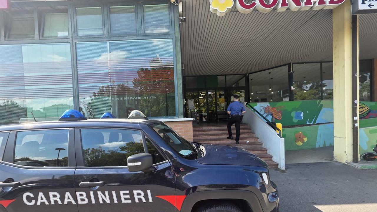 Due furti nello stesso supermercato in un’ora: cambia maglietta e ruba salumi e Parmigiano per 750 euro