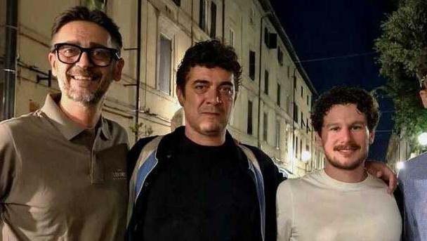 Da sinistra il ristoratore Samuele Cosentino de “Gli Orti di via Elisa, l’attore Riccardo Scamarcio e il regista lucchese Tommaso Landucci