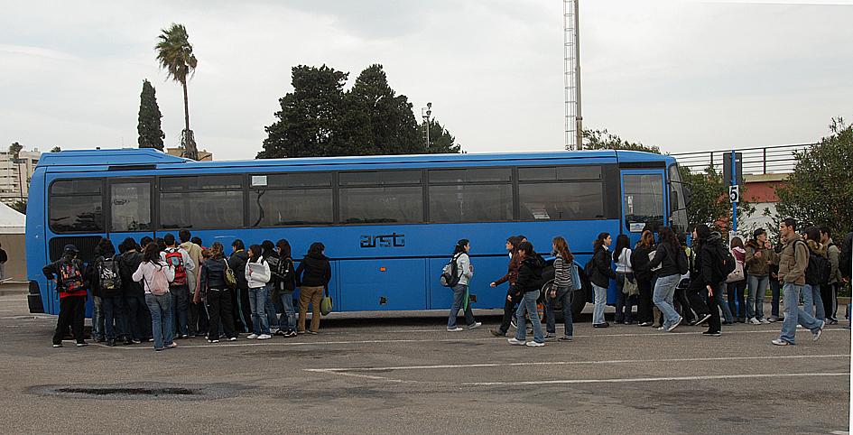I posti sui pullman non bastano, studenti pendolari lasciati a terra: la protesta