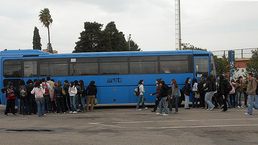 I posti sui pullman non bastano, studenti pendolari lasciati a terra: la protesta