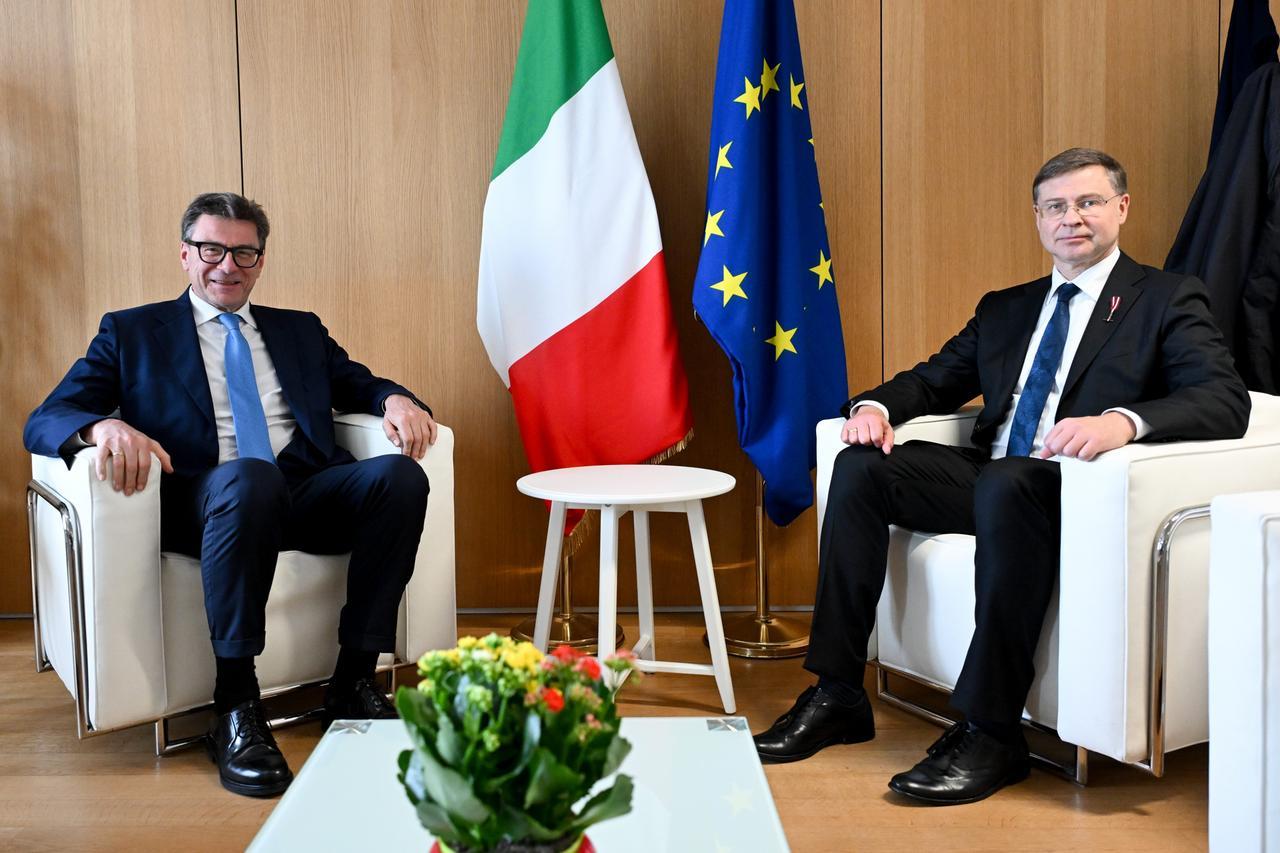Bollo auto, Dombrovskis (Ue): possibile usare i risparmi del Pnrr per l’esenzione