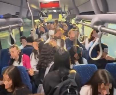 Il viaggio sulla corriera Vignola-Pavullo è un incubo: «Tanti studenti lasciati a piedi»