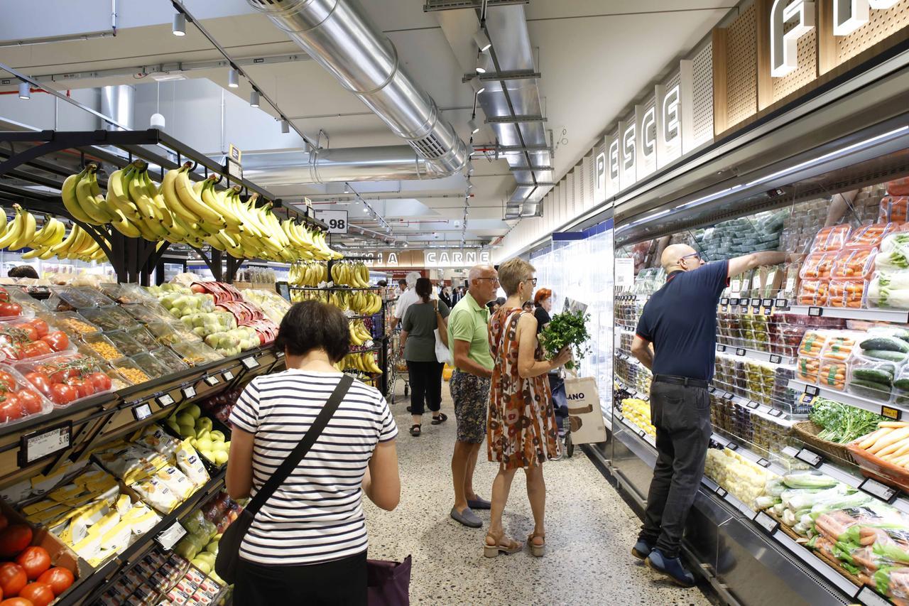 Il caldo “brucia” frutta e verdura: banchi vuoti e prezzi alle stelle