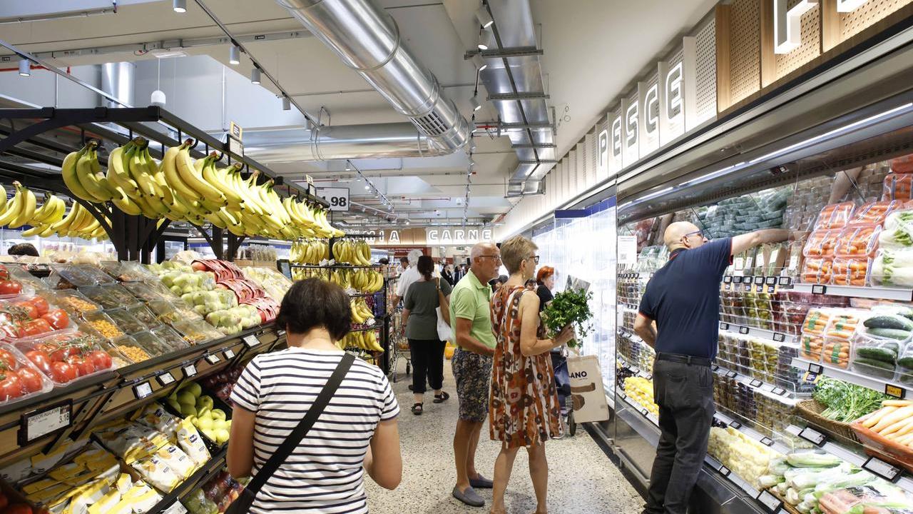 Il caldo “brucia” frutta e verdura: banchi vuoti e prezzi alle stelle