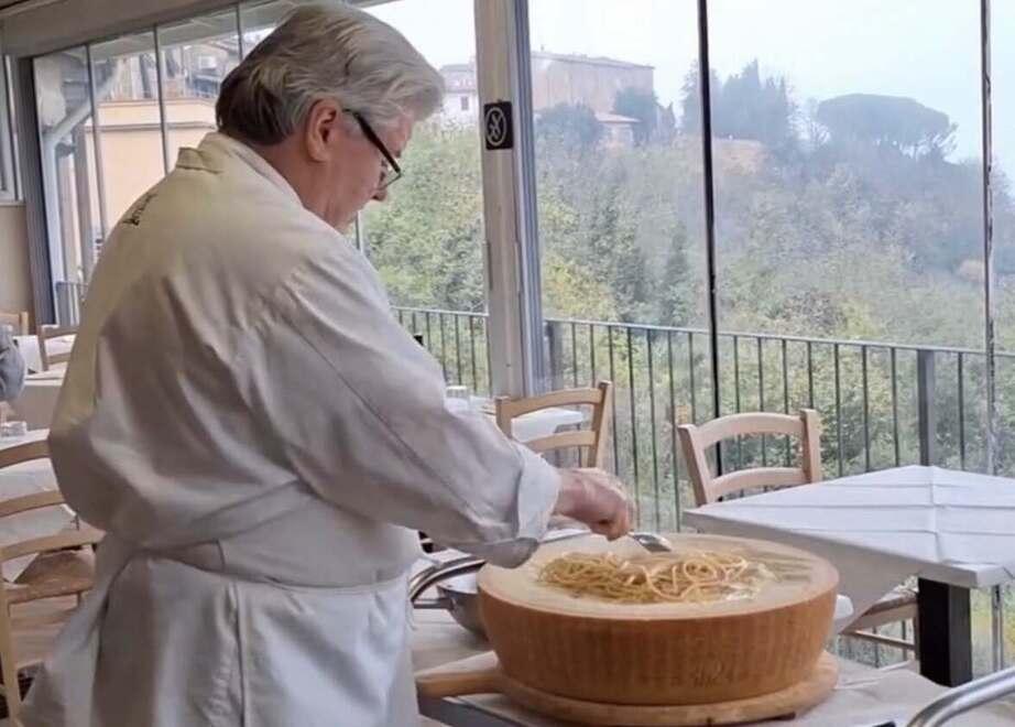 
	Loriano&nbsp;Lazzereschi sulla terrazza del bar Cantini<br />
	&nbsp;

