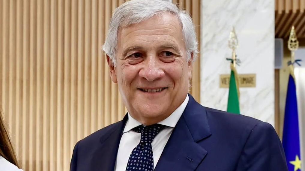 Tajani: «Meglio sposare una donna poco appariscente, è più affidabile», è polemica