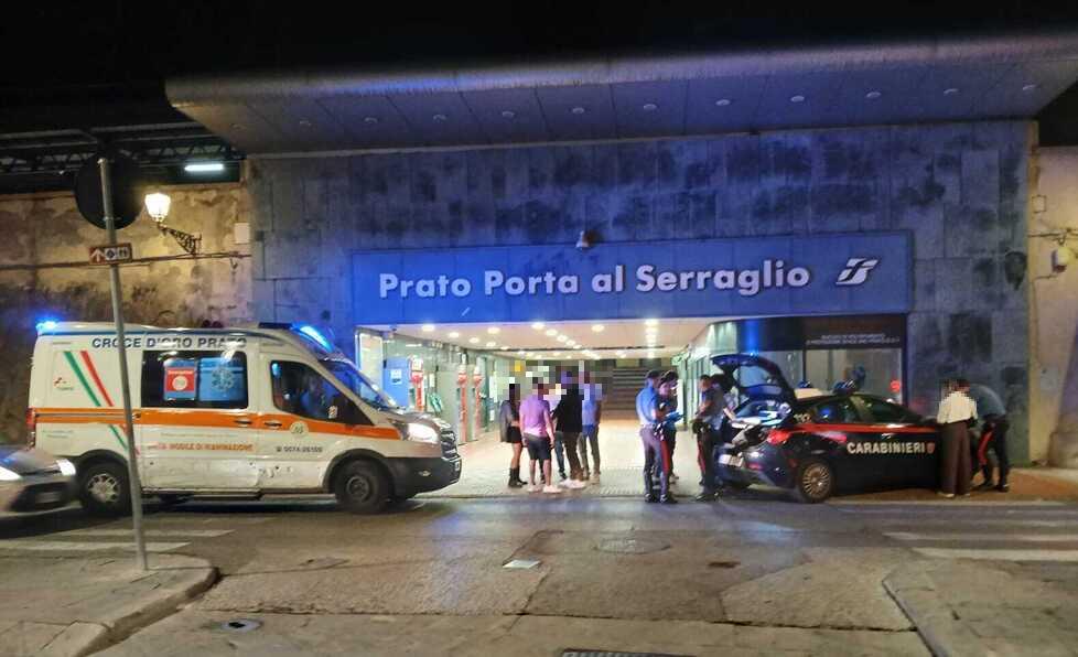 L’ambulanza e i carabinieri davanti alla stazione del Serraglio