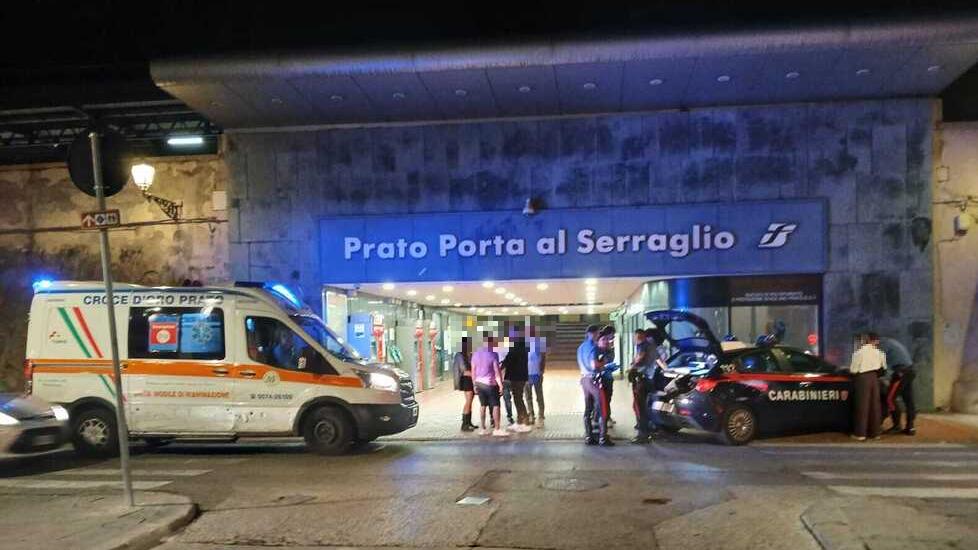 L’ambulanza e i carabinieri davanti alla stazione del Serraglio