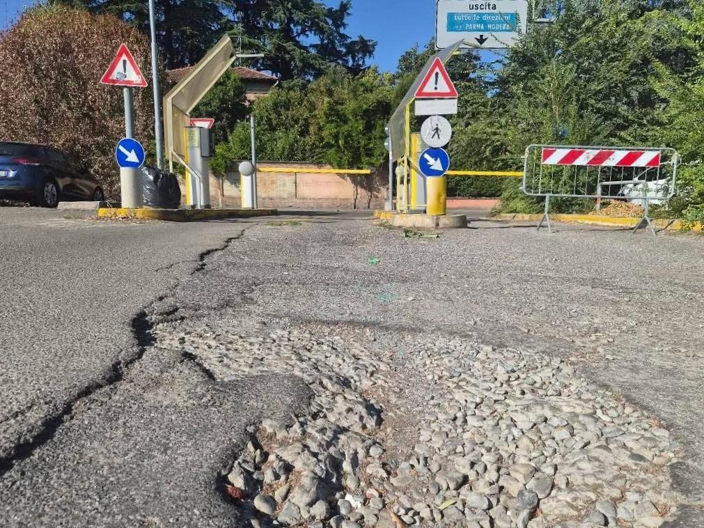 Il Comune spende 4,5 milioni per riprendersi un park Zucchi da rifare: degrado, buche e sporcizia. E l’opposizione lavora a un esposto