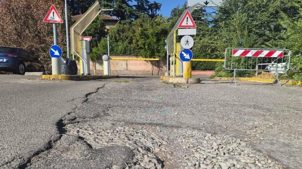 Il Comune spende 4,5 milioni per riprendersi un park Zucchi da rifare: degrado, buche e sporcizia. E l’opposizione lavora a un esposto