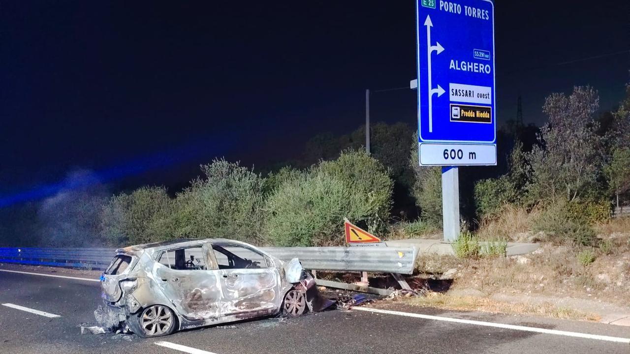 Paura a Sassari, si schianta contro il guard rail e l’auto prende fuoco: ferita una donna