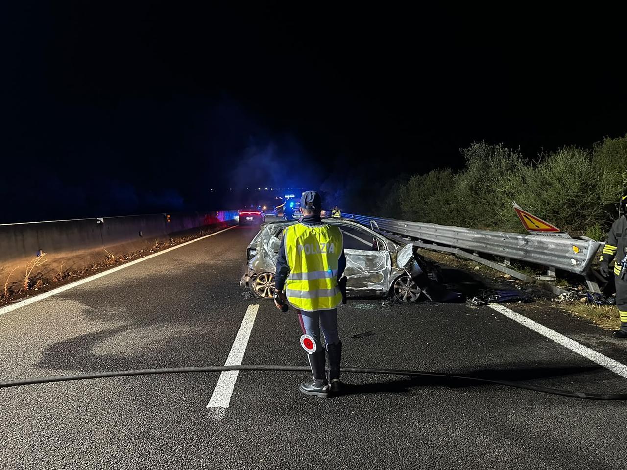 Paura a Sassari, si schianta contro il guard rail e l’auto prende fuoco: ferita una donna