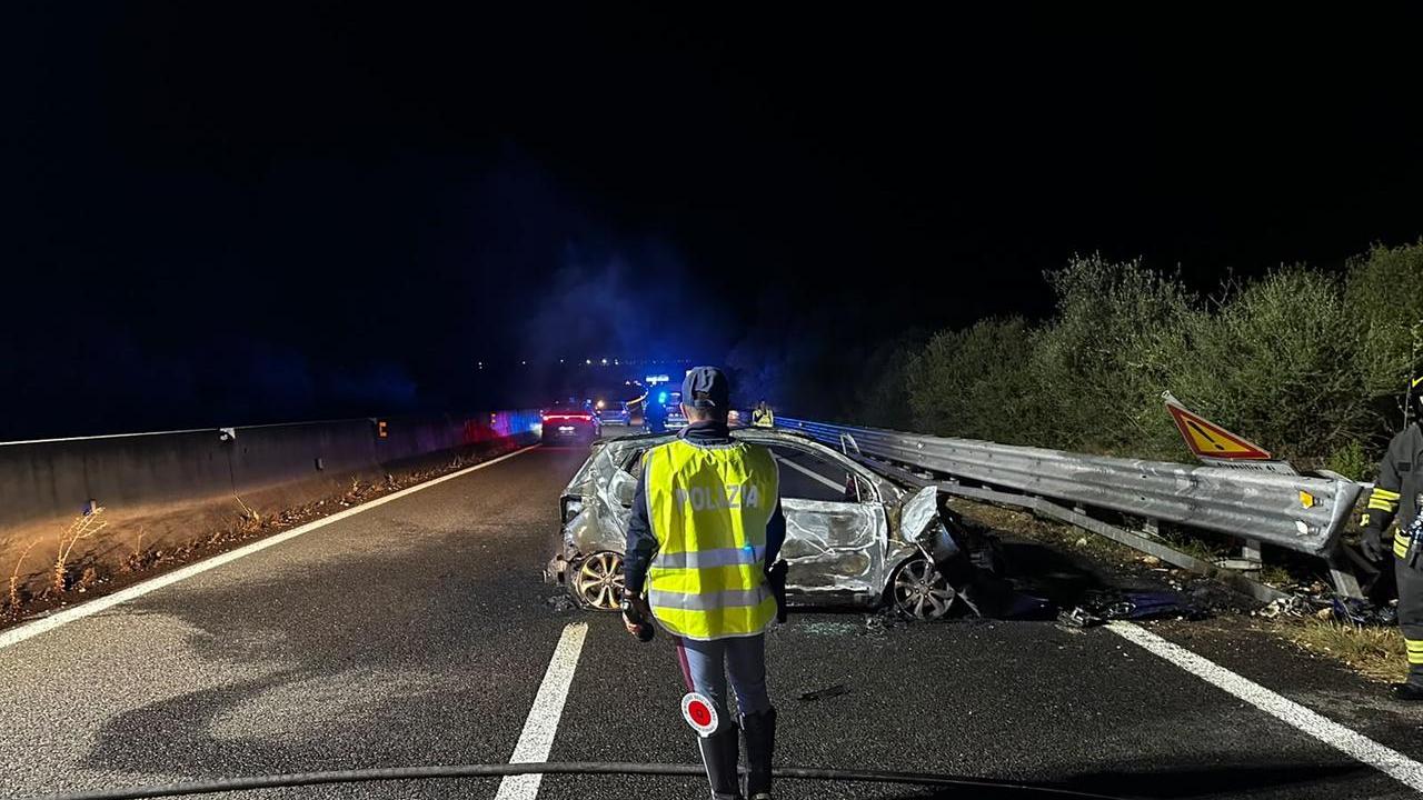 Paura a Sassari, si schianta contro il guard rail e l’auto prende fuoco: ferita una donna