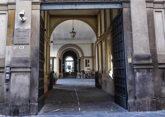 
	L'ingresso del Palazzo di Giustizia di Lucca

