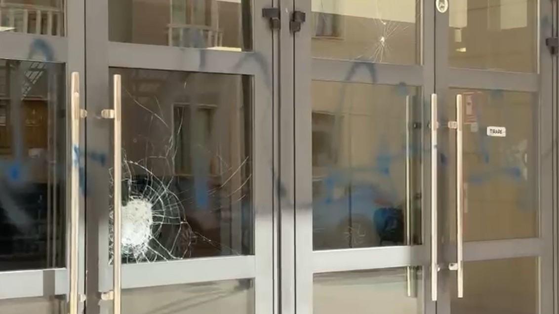 Olbia, danneggiate le vetrate del municipio: è il secondo caso in pochi giorni
