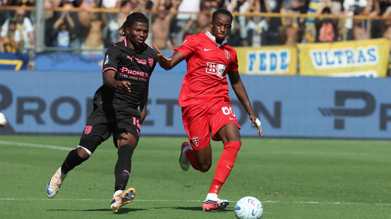 
	Eddy Koaudio con la maglia rossa del Monza, nella sfida contro il Parma&nbsp;

