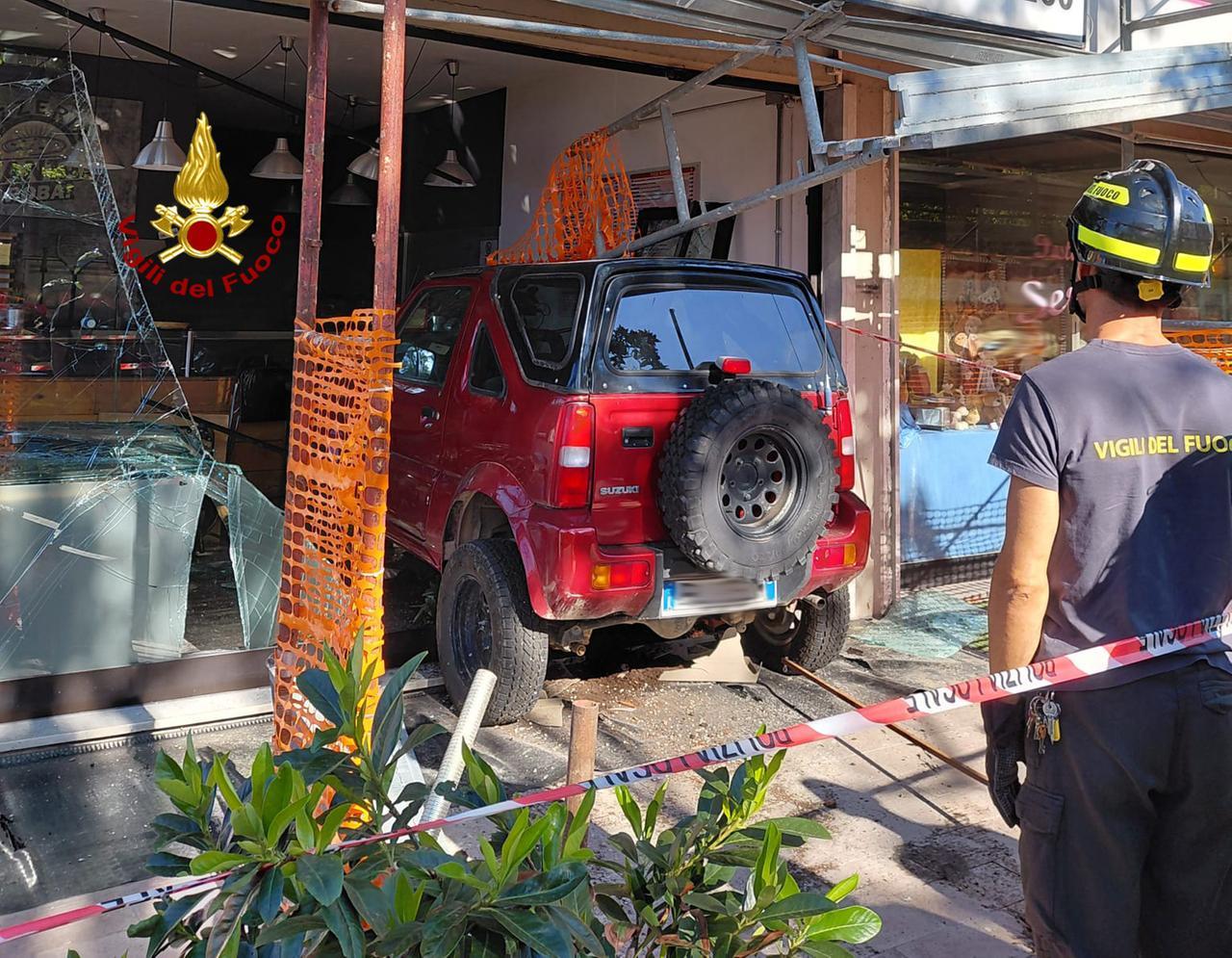 Massa, sbanda con l’auto e distrugge l’ingresso di un negozio