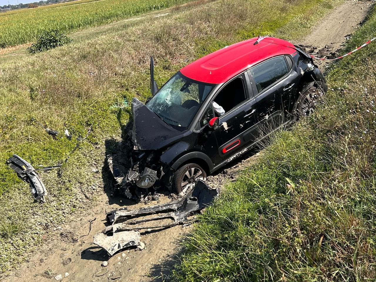 Scontro tra auto nella notte: due feriti