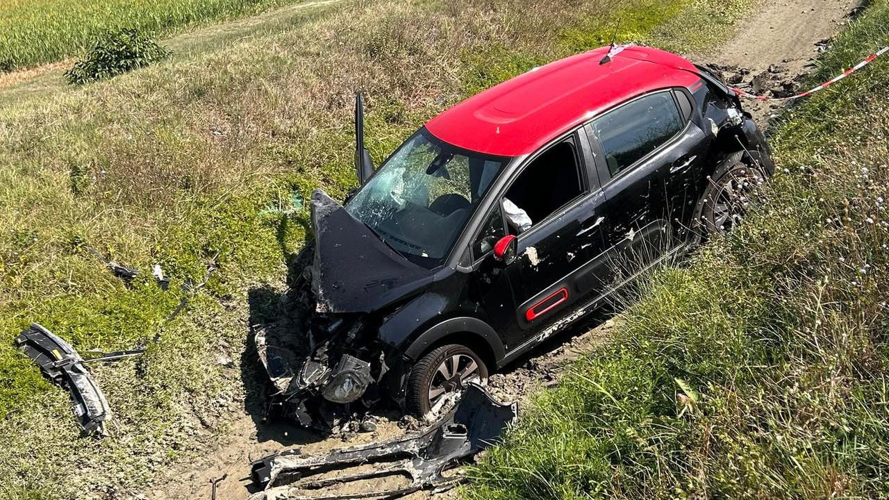 Scontro tra auto nella notte: due feriti