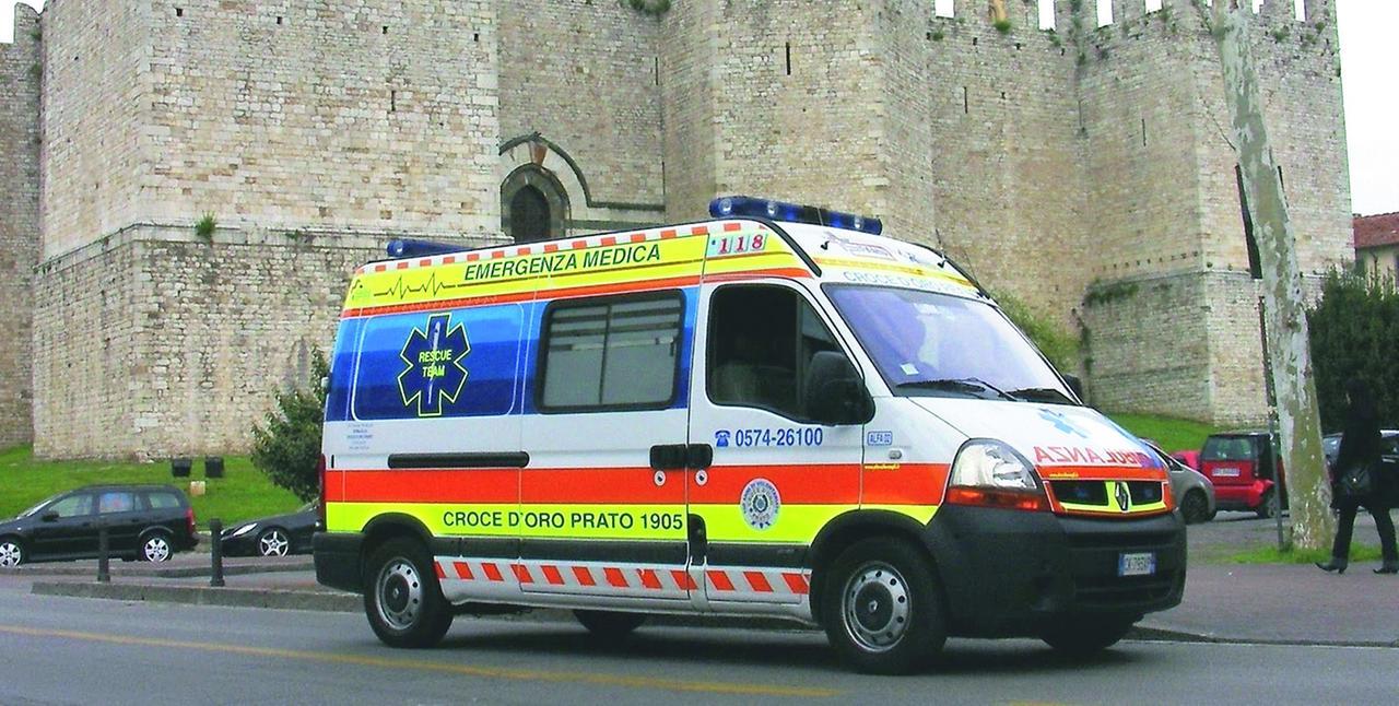 
	Un'ambulanza della Croce d'Oro davanti al Castello dell'Imperatore

