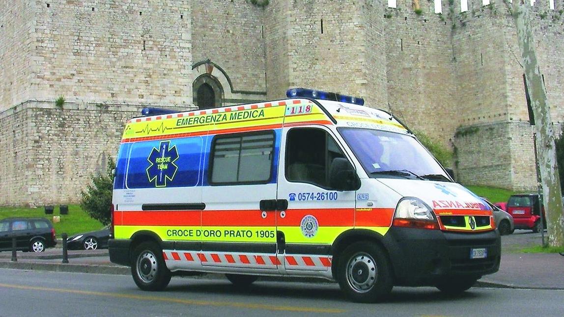 Un'ambulanza della Croce d'Oro davanti al Castello dell'Imperatore