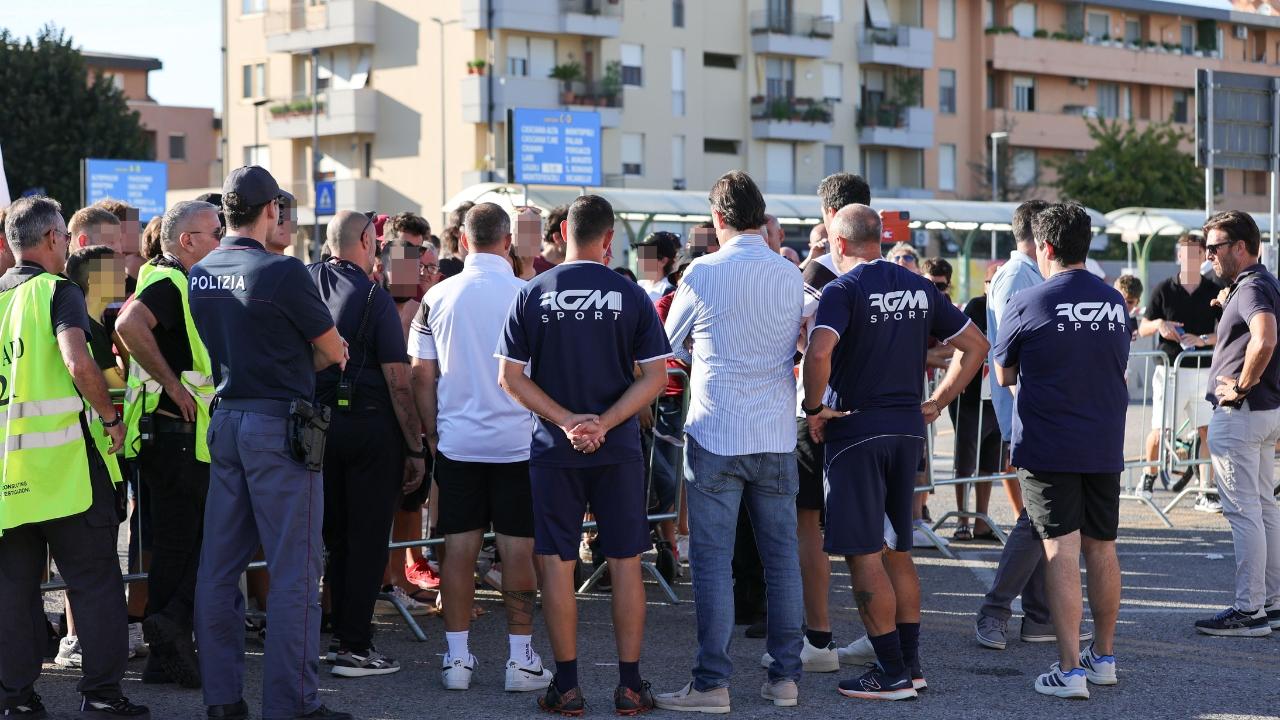 La contestazione dei tifosi del Pontedera fuori dallo stadio (Foto Stick)