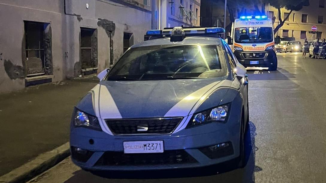 Una volante della polizia e un'ambulanza della Svs