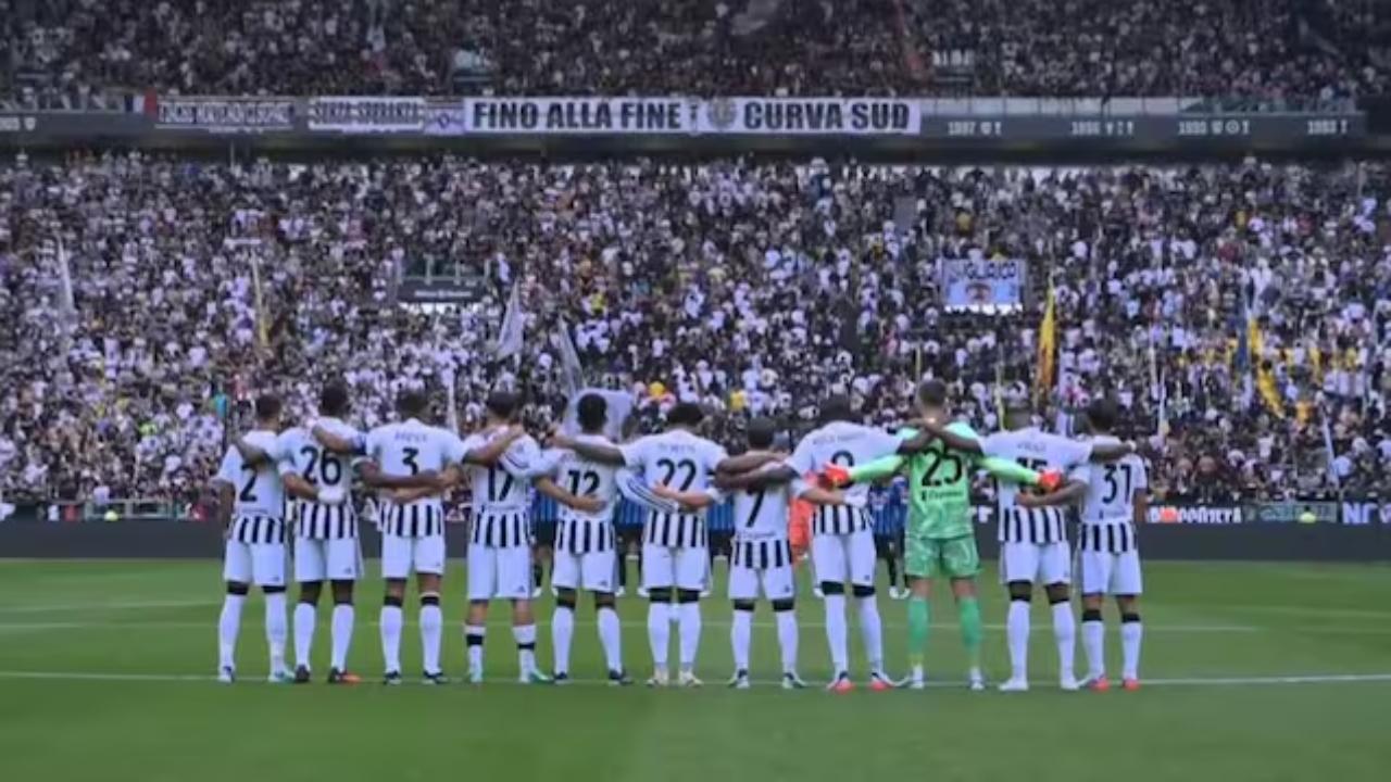 I tifosi della Juve durante il minuto di raccoglimento per Mazzola 